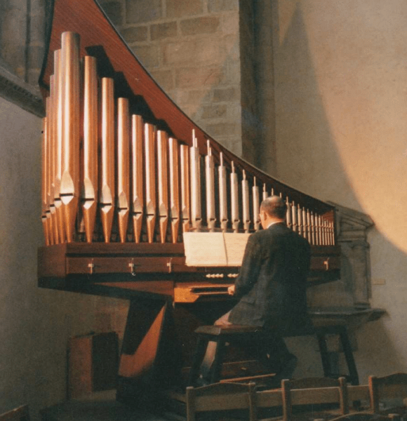 Jean-Claude Duval jouant de l'orgue